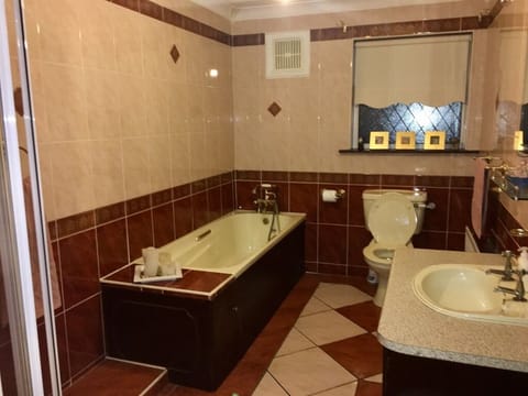 Suite, Private Bathroom (External Private Bathroom) | Bathroom | Free toiletries