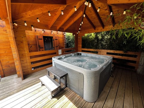 Family Cottage, 2 Bedrooms, Hot Tub | Premium bedding, minibar, laptop workspace, blackout drapes