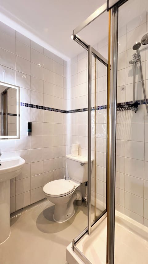 Standard Double Room | Bathroom | Shower, free toiletries, hair dryer, towels