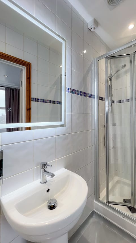 Classic Triple Room | Bathroom | Shower, free toiletries, hair dryer, towels