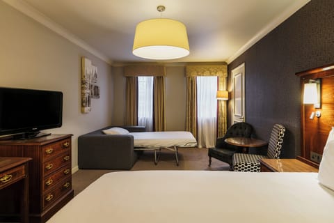 Family Room, 1 Double Bed (Classic) | In-room safe, desk, blackout drapes, soundproofing