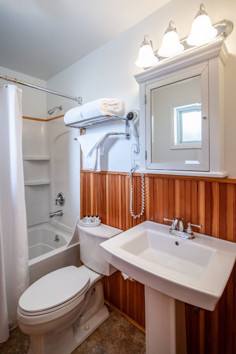 Combined shower/tub, deep soaking tub, free toiletries, hair dryer