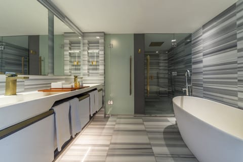 Suite Master King Frente Mar | Bathroom | Shower, free toiletries, hair dryer, bathrobes