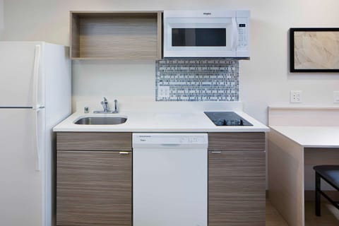 Full-size fridge, microwave, stovetop