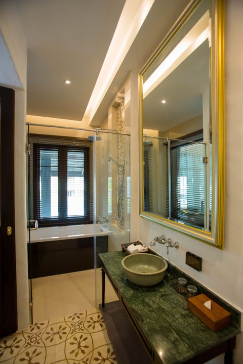 Executive Room | Bathroom | Separate tub and shower, rainfall showerhead, free toiletries