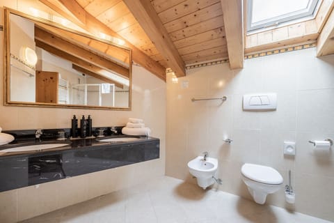 Triple Harmony | Bathroom | Shower, free toiletries, hair dryer, bathrobes