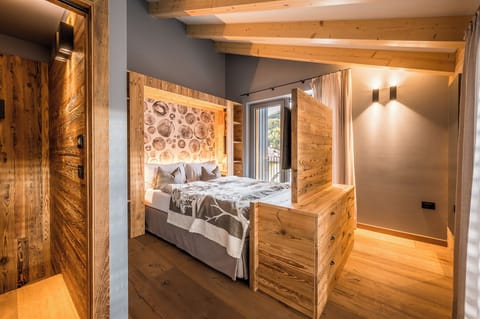 Lovely Lodge 4A | Down comforters, desk, soundproofing, free WiFi