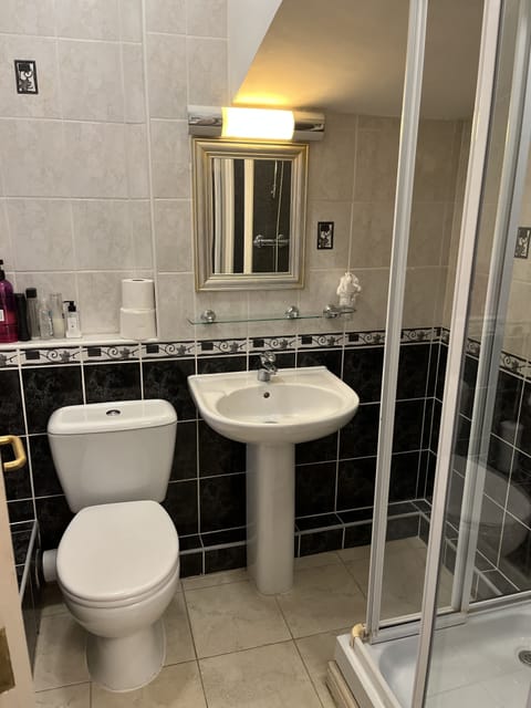 Double Room | Bathroom | Free toiletries, hair dryer, towels