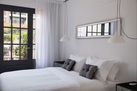 Studio Suite | Premium bedding, down comforters, pillowtop beds, in-room safe