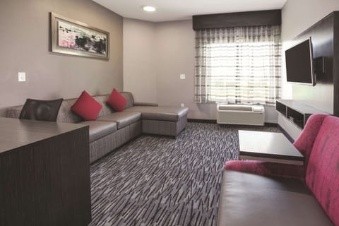 Deluxe Suite, 1 King Bed, Non Smoking | Pillowtop beds, desk, iron/ironing board, free cribs/infant beds