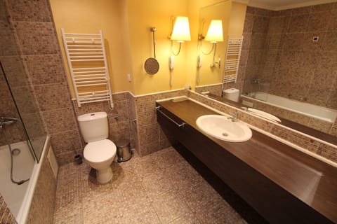 Comfort Apartment, City View | Bathroom | Towels, soap, toilet paper