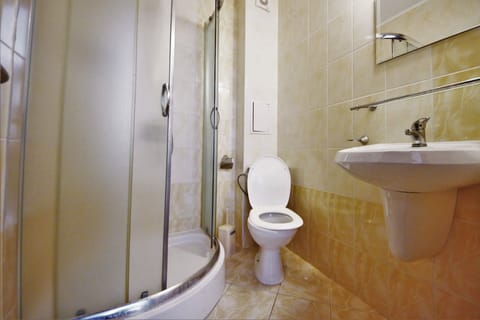 Comfort Apartment, Pool View | Bathroom | Shower, towels
