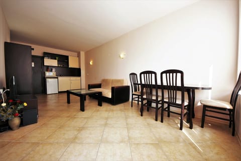 Comfort Apartment, Pool View | Private kitchenette | Fridge, microwave, stovetop, electric kettle