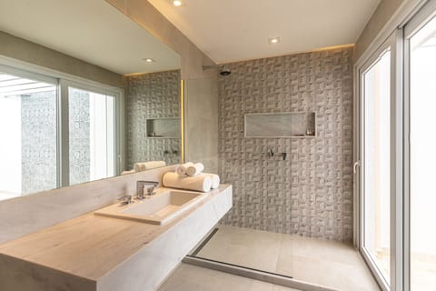 Quarto Master | Bathroom | Shower, free toiletries, towels