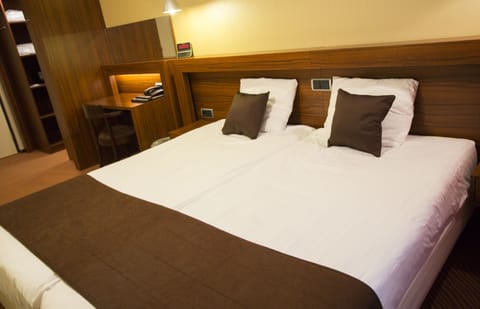 Executive Room, 2 Twin Beds, Jetted Tub | In-room safe, desk, soundproofing, free WiFi