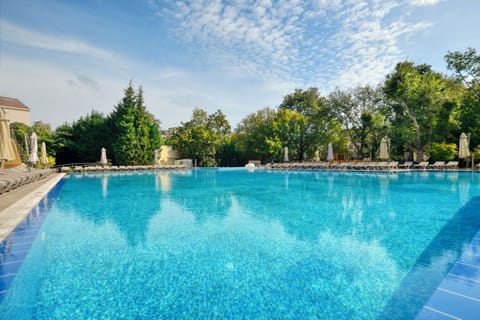 Seasonal outdoor pool, pool umbrellas, sun loungers