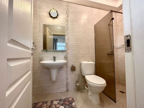 Classic Apartment, 1 Bedroom | Bathroom | Shower, towels