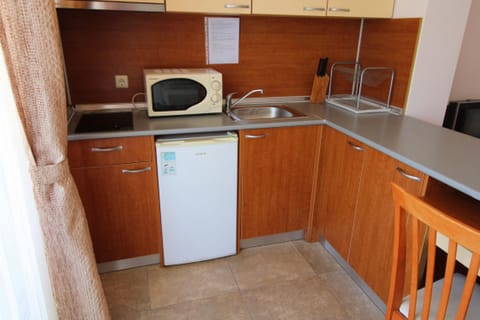 Classic Studio, Balcony | Private kitchenette | Fridge, stovetop, electric kettle, cookware/dishes/utensils