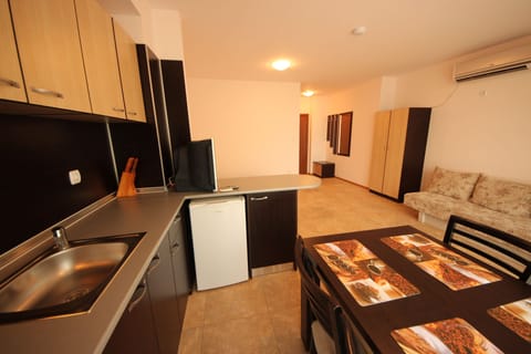 Standard Studio, Balcony | Private kitchenette | Fridge, stovetop, electric kettle, cookware/dishes/utensils