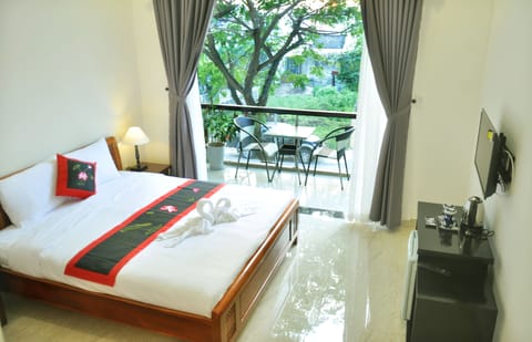 Superior Double Room, 1 Bedroom, City View | Minibar, desk, blackout drapes, soundproofing