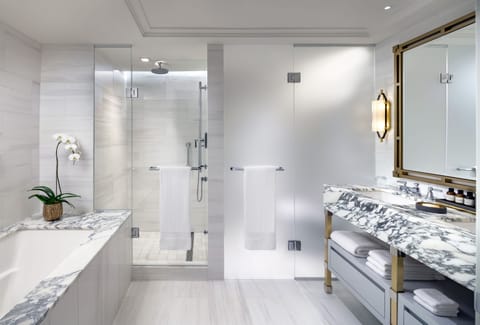 Fairmont Gold, Suite, 1 King Bed, Non Smoking, Business Lounge Access | Bathroom | Designer toiletries, hair dryer, bathrobes, towels