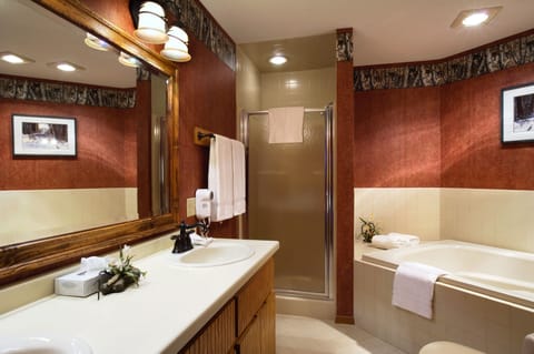Premier Condo, 2 Bedrooms | Bathroom | Free toiletries, hair dryer, towels