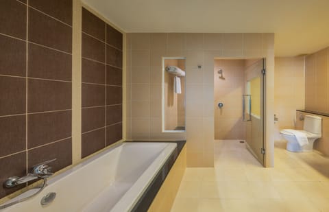 Deluxe Suite, Pool View | Bathroom | Separate tub and shower, rainfall showerhead, eco-friendly toiletries