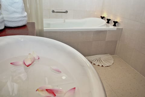 Combined shower/tub, deep soaking tub, free toiletries, hair dryer