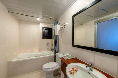 Family Suite | Bathroom | Combined shower/tub, deep soaking tub, free toiletries, hair dryer