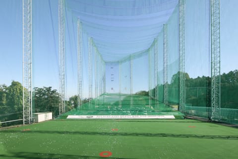 Indoor golf driving range