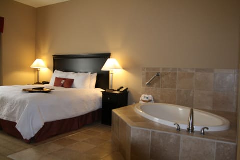 ROOM, 1 KING BED, NON SMOKING, JETTED TUB | Down comforters, in-room safe, soundproofing, iron/ironing board