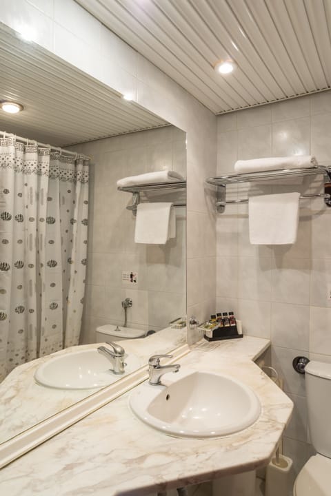 Bathtub, deep soaking tub, free toiletries, hair dryer