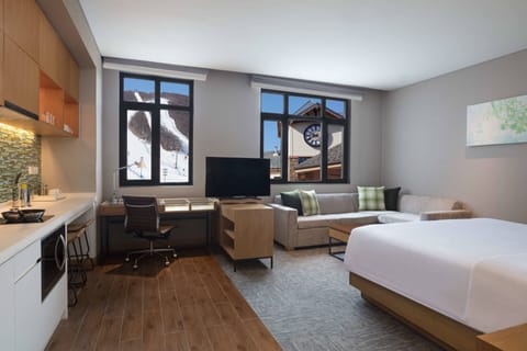 Studio, 1 King Bed | Premium bedding, down comforters, Select Comfort beds, in-room safe