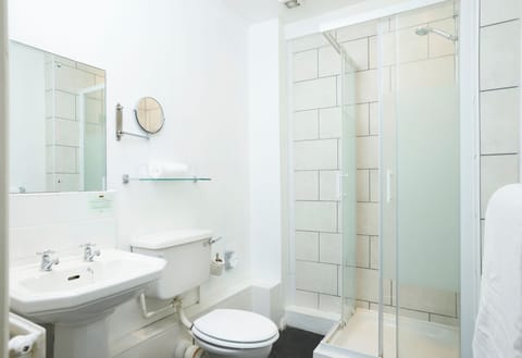 Standard Twin Room, 2 Twin Beds | Bathroom | Towels