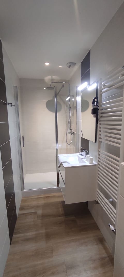 Chambre Privilege Douche | Bathroom | Free toiletries, hair dryer, towels