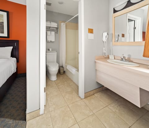 Room, 1 Queen Bed | Bathroom | Combined shower/tub, free toiletries, hair dryer, towels