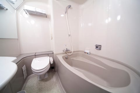 Combined shower/tub, deep soaking tub, hair dryer, slippers