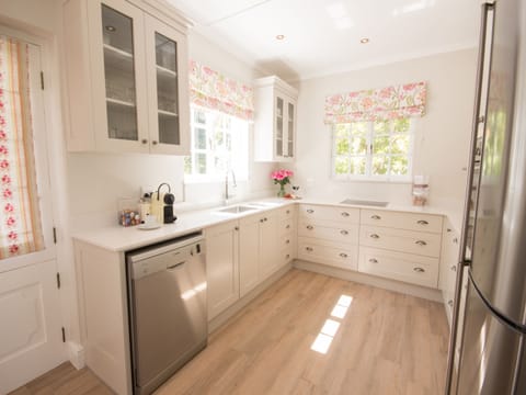 Cottage | Private kitchen | Fridge, oven, stovetop, coffee/tea maker