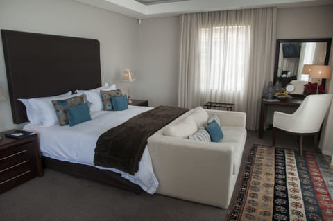 Deluxe Suite, 1 Bedroom, Ocean View | Premium bedding, pillowtop beds, free minibar, in-room safe