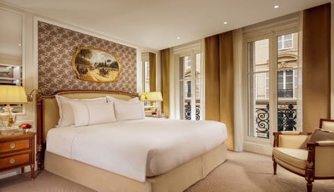 Suite Elysée | Minibar, in-room safe, individually decorated, individually furnished