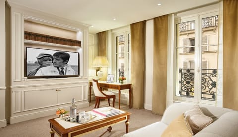 Junior Suite Saint Honore | Living area | Flat-screen TV