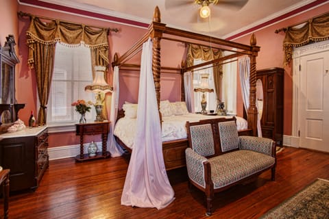 The Lincoln | Pillowtop beds, individually decorated, individually furnished