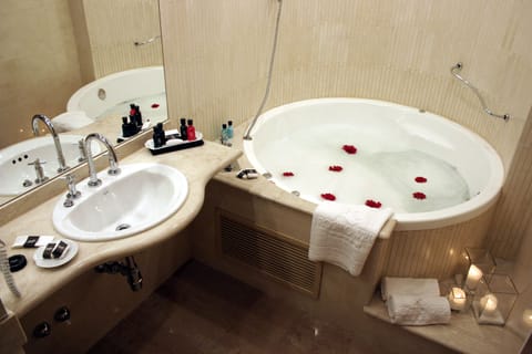 Executive Suite | Bathroom | Combined shower/tub, designer toiletries, hair dryer, bidet