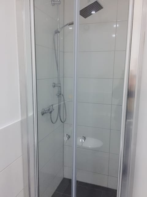 Standard Double Room | Bathroom | Shower, towels