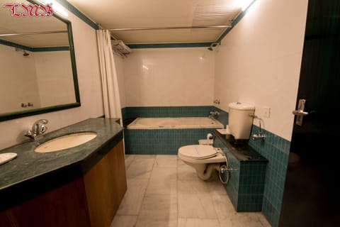 Superior Room | Bathroom | Free toiletries, towels