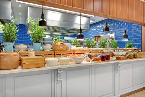 Daily buffet breakfast (PLN 100 per person)