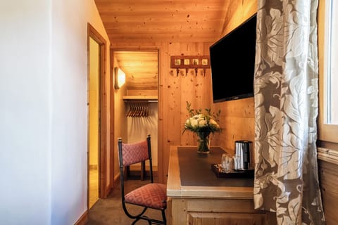 Double or Twin Room, Mountain View | Minibar, in-room safe, blackout drapes, free WiFi