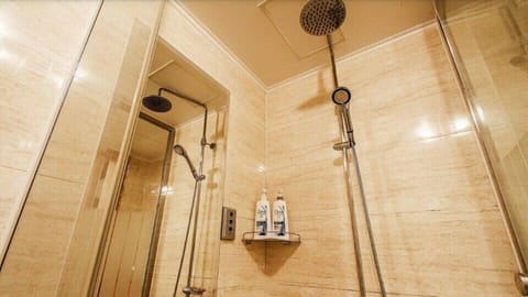Deluxe Twin Room | Bathroom shower
