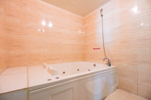 Deluxe Twin Room | Bathroom | Separate tub and shower, free toiletries, hair dryer, bathrobes