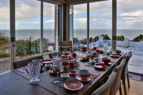 Daily continental breakfast (EUR 16 per person)